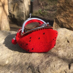 Red crochet beaded coin purse. Earbud holder. Seed bead purse. Jewelry case. Mini purse. Chapstick case. Best women's gift. Christmas gift imagem 7