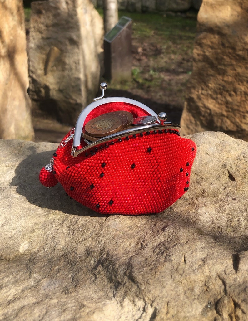 Red crochet beaded coin purse. Earbud holder. Seed bead purse. Jewelry case. Mini purse. Chapstick case. Best women's gift. Christmas gift imagem 7