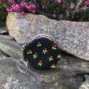 Romantic coin pouch with roses.Red flowers Cottage Chic purse.Crochet beaded keychain.Gift idea for her.Seed beaded coin purse.Birthday gift
