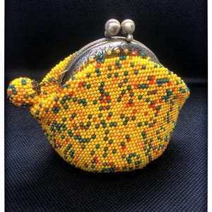 Kleine gehäkelte Münze Geldbörse. Minimalistische Geldbörse. Gelbe Münztasche. Wunderschöne Vintage Perlen Geldbörse. Mini-Tasche. Frau Geschenk. Geschenk für Sie