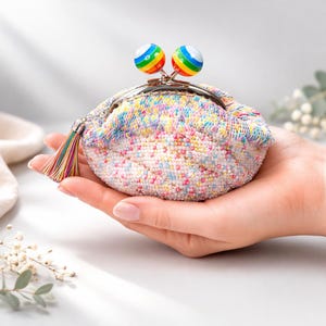 Monedero de cuentas arcoíris, mini bolso de mano hecho a mano con cierre de broche, cartera kawaii adorable, monedero de lentejuelas coloridas, pequeño regalo para ella.