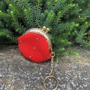 Piccolo portamonete con perline rosse e dorate e chiusura a bacio. Grazioso piccolo portachiavi. Unico regalo di compleanno per donna. Regalo per lei. Regalo fatto a mano