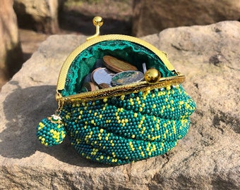 Monedero de cuentas de semillas verdes. Monedero pequeño con pedrería y crochet. Cartera retro minimalista. Monedero pequeño con pedrería y crochet primaveral esmeralda.