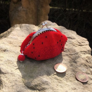 Red crochet beaded coin purse. Earbud holder. Seed bead purse. Jewelry case. Mini purse. Chapstick case. Best women's gift. Christmas gift imagem 1