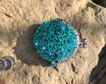 Adorable  turquoise crochet beaded coin purse with kiss lock. Vintage coin purse. Change Purse. Tiny Purse. Cute money purse. Coine wallet