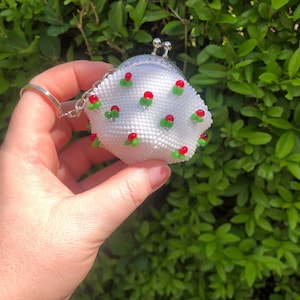 Romantic coin pouch with roses.Red flowers Cottage Chic purse.Crochet beaded keychain.Gift idea for her.Seed beaded coin purse.Birthday gift