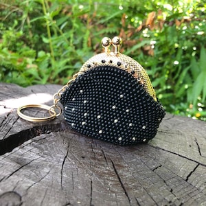 Piccolo portamonete con perline nere e dorate con lucchetto a forma di bacio. Grazioso piccolo portachiavi. Unico regalo di compleanno per donna. Regalo per lei. Regalo fatto a mano