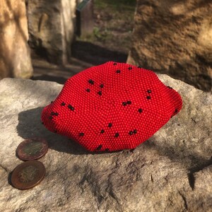 Red crochet beaded coin purse. Earbud holder. Seed bead purse. Jewelry case. Mini purse. Chapstick case. Best women's gift. Christmas gift imagem 5