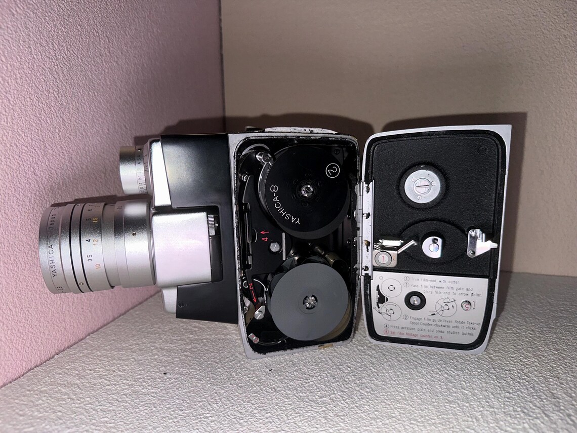 Yashica 8 UL Vintage 8mm Movie Camera – Pristine Condition, Fully Equipped with Pistol Grip, photo 3 sur 5