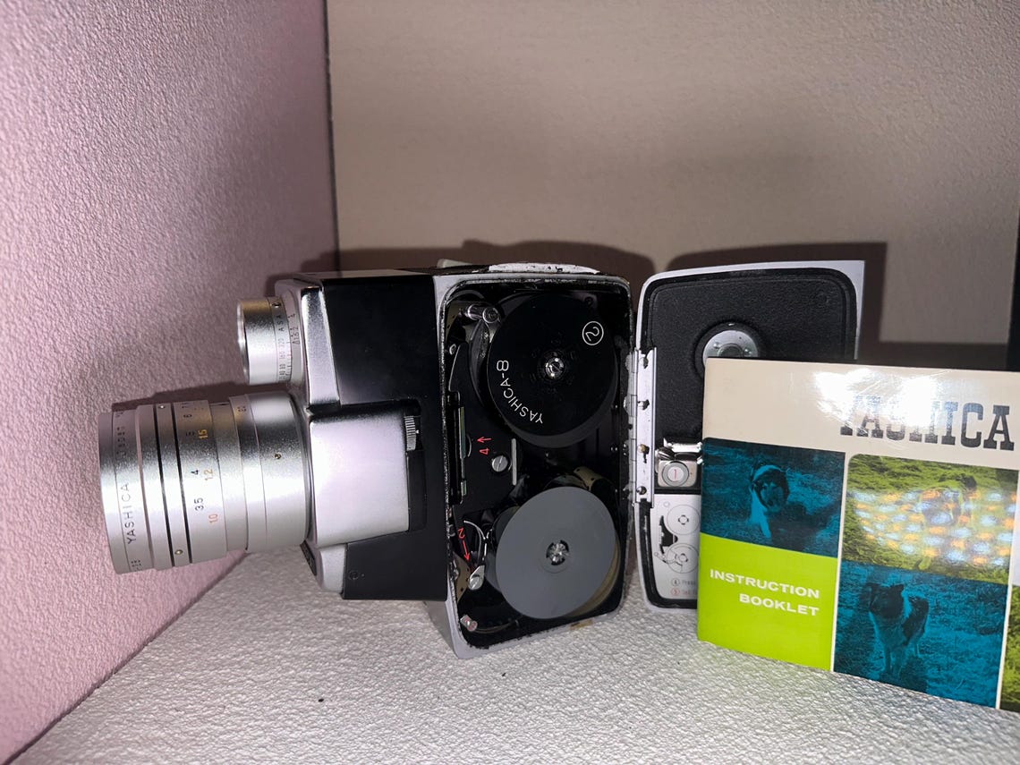 Yashica 8 UL Vintage 8mm Movie Camera – Pristine Condition, Fully Equipped with Pistol Grip, photo 1 sur 5