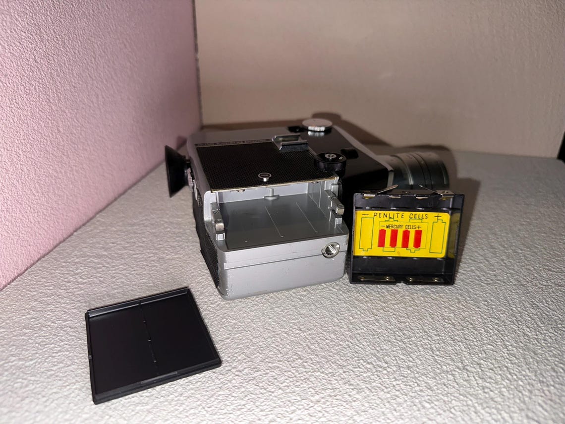 Yashica 8 UL Vintage 8mm Movie Camera – Pristine Condition, Fully Equipped with Pistol Grip, photo 4 sur 5