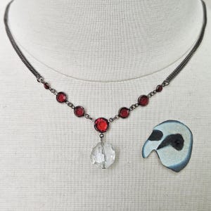 Collar con cuentas recicladas de araña del Fantasma de la Ópera – Acrílico usado en el escenario (COA) – Pieza única