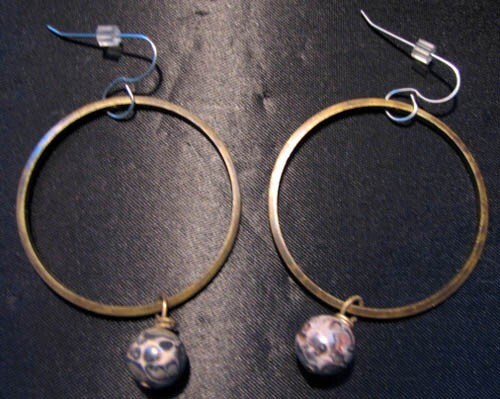 Pendientes de aro de latón oxidado hechos a mano con cuentas | Etsy