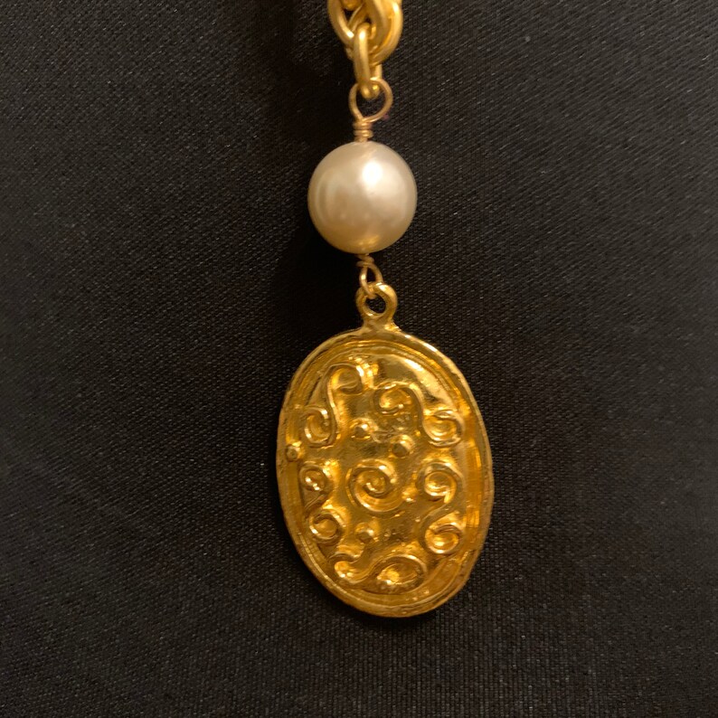 Vintage 90s Gold Tone S Collection Oval Pendant with Pearls Chain Necklace