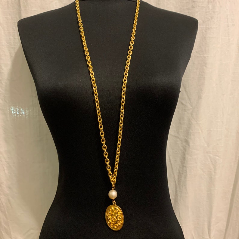 Vintage 90s Gold Tone S Collection Oval Pendant with Pearls Chain Necklace