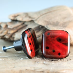 Juego de 2 tiradores de cajón de vidrio fusionado / Tiradores de armario negros y rojos / Herrajes de vidrio artístico hechos a mano / Decoración del hogar inspirada en el fuego