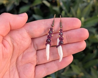 Pendientes de macramé con diente de zorro, granate y pirita, pendientes de hueso con diente de animal auténtico y piedras preciosas.