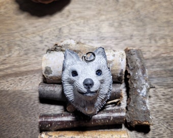 Colgante de arcilla polimérica cabeza de lobo blanco con ojos azules, colgante de arcilla lobo de nieve con perla de agua dulce, collar de chamán, collar de diosa, OOAK