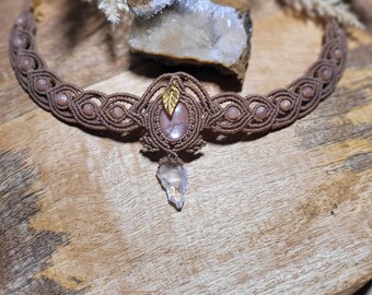 Collana macramè rosa antico con pietra di luna pesca, perle pesca e punta di freccia in cristallo di rocca, foglia di ottone in oro, gioielli della dea