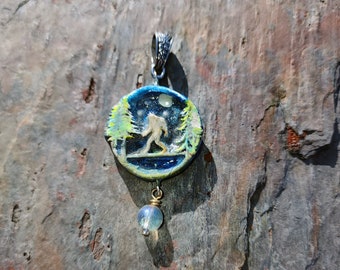 Pendentif Sasquach Bigfoot avec étoiles et lune phosphorescentes