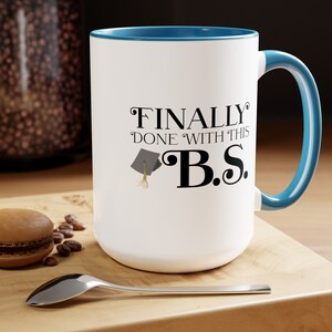 Fertig mit dieser BS | Keramiktasse, Abschlussgeschenk, Abschlussshirt 2024, Geschenk zum Abschluss, Abschlussgeschenk, Bachelor-Abschlussshirt