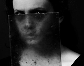 Droit sur le bord - Photographie d'art Impression photo surréaliste Art sombre Portrait noir et blanc Silhouette Mica Yeux Visage de femme Effrayant