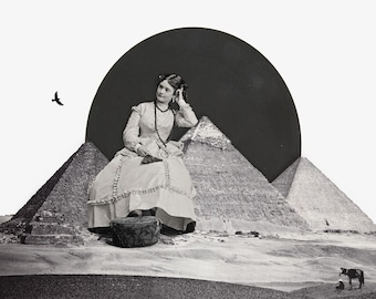 Bored Now Fine art photo collage impression vintage Portrait d'une femme victorienne s'ennuyant devant les pyramides Décoration murale surréaliste Design d'intérieur Sépia