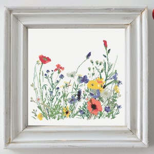 Peut inclure: Un motif de point de croix représentant un bouquet coloré de fleurs sauvages, comprenant des coquelicots rouges, des marguerites jaunes, des bleuets bleus et un feuillage vert.