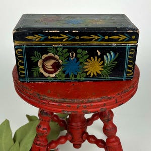Early mid century Mexican “laca cahita” folk art lacquered wood trinket box.