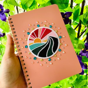 JOURNAL - Unik handdekorerad anteckningsbok — Dekorerat lapptäckesomslag med pärlor och glitter | Av: BethKaya