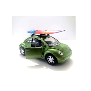 Kinsmart - 1:36 Scale Model Volkswagen VW New Beetle Green With Surf Board Pull back Action Ex Condition