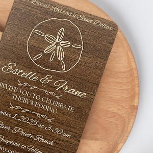 Invitación de boda rústica con diseño de dólar de arena: temática playera de madera personalizada con sobre kraft. Invitación personalizada con grabado costero.