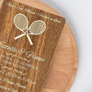 Invitación de boda de tenis personalizada en madera: invitación rústica grabada con sobre kraft. Papelería deportiva exclusiva para bodas.