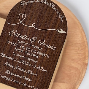 Faire-part de mariage à destination - Design rustique en forme d'arche en bois - Idéal pour les célébrations sur le thème du passeport ou les mariages inspirés des voyages