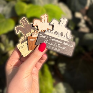 Calamita Western Save the Date – Bomboniera personalizzata per coppia di cavalli – Ricordo di nozze rustico in stile cowboy, fienile o ranch