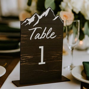 Numeri da tavolo per matrimonio in stile montagna, numeri da tavolo in legno rustico con supporto, decorazioni per ricevimento di nozze personalizzate con incisione laser