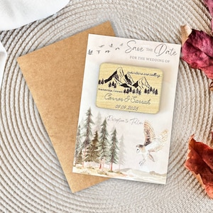 Imán rústico de madera con temática de bosque y montaña: un recuerdo de boda personalizado para bodas al aire libre, con temática de naturaleza o bosque.