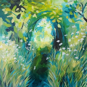 Puede incluir: Una pintura de un sendero en el bosque con árboles verdes y flores blancas. El sendero está bordeado de hierba alta y conduce a una luz brillante en la distancia.