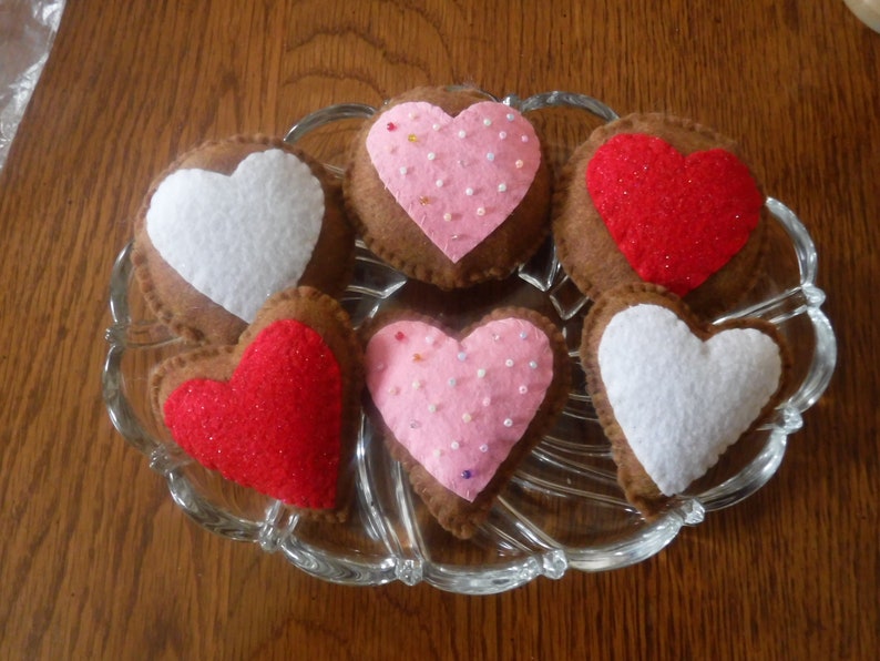 Set 6 Felt Cookie like Heart Ornies Bowl Fillers handsewn Valentine Pink Red image 1