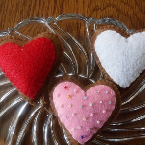 Set 6 Felt Cookie like Heart Ornies Bowl Fillers handsewn Valentine Pink Red image 3