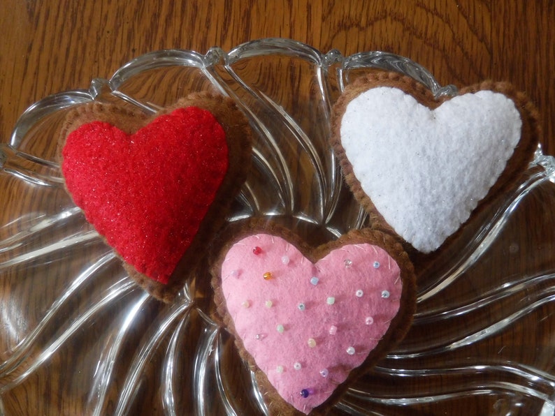 Set 6 Felt Cookie like Heart Ornies Bowl Fillers handsewn Valentine Pink Red image 3