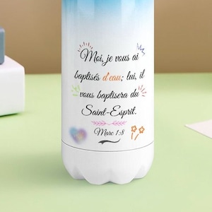 Peut inclure: Une bouteille d'eau en acier inoxydable bleu et blanc avec une citation en français qui dit "Moi, je vous ai baptisés d'eau: lui, il vous baptisera du Saint-Esprit. Marc 1.8".