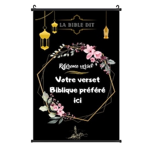 Peut inclure: Une pancarte noire et dorée avec le texte "La Bible Dit" et un motif floral. La pancarte indique "Référence verset" et "Votre verset Biblique préféré ici".