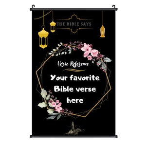 Peut inclure: Affiche imprimable noire et dorée avec un motif floral et le texte "The Bible Says" et "Verse Reference". L'affiche comprend également le texte "Your favorite Bible verse here".