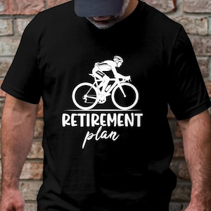 Könnte beinhalten: Schwarzes T-Shirt mit einer weißen Silhouette einer Person, die Fahrrad fährt. Der Text "Retirement plan" steht unter dem Bild.