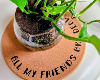 AMIGOS HAN MUERTO - Salvamanteles redondo de corcho de 19 cm (7,5 pulgadas) personalizable