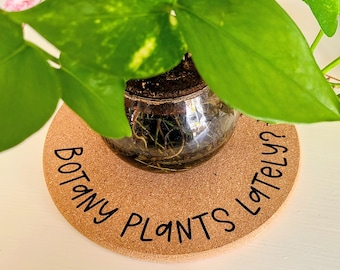 ¿PLANTAS BOTÁNICAS ÚLTIMAMENTE? - Salvamanteles redondo de corcho de 19 cm (7,5") personalizable