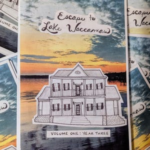 Puede incluir: Una postal de estilo vintage con un cielo de puesta de sol y un lago. El texto "Escape to Lake Waccamaw" está escrito en cursiva en la postal. La postal también presenta una ilustración en blanco y negro de una casa con un porche y escalones. El texto "Volume One: Year Three" está impreso en la parte inferior de la postal.