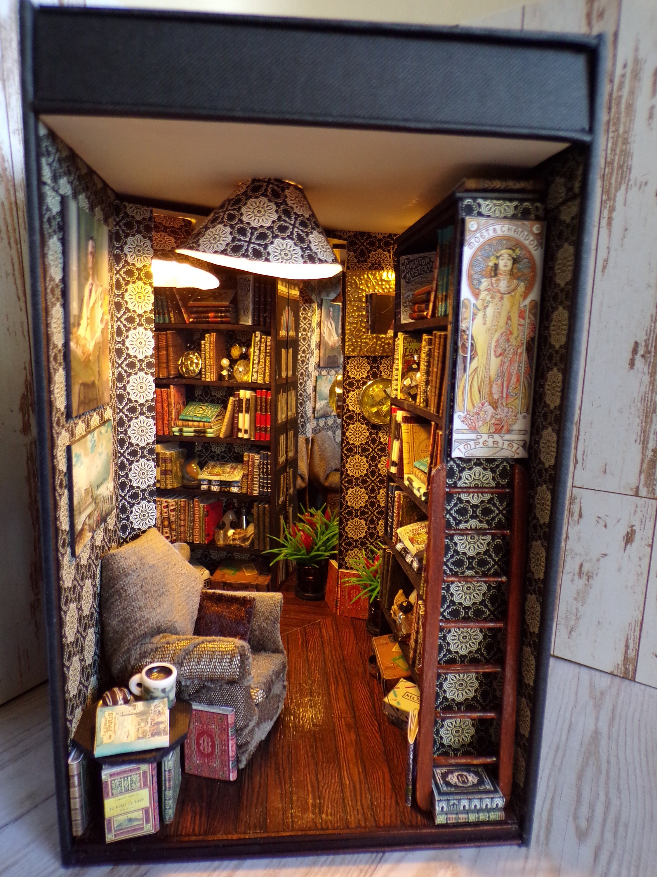 Booknook, Book Nook, Diorama, Miniature Room, Library Room, Heaps of Books,  Cosy Chair, Mirrors, Timer Lights, Ideal Gift. -  Denmark