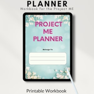 Könnte beinhalten: Ein druckbarer Project ME Planner-Arbeitsbuch mit einem blauen und weißen floralen Hintergrund. Der Titel "Project ME Planner" ist in rosa Schrift. Der Text "Gehört zu" ist in schwarzer Schrift mit einer leeren Zeile zum Schreiben eines Namens.